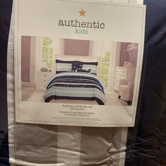 Striped comforter set with decorative pillows - Picture 2 of 2